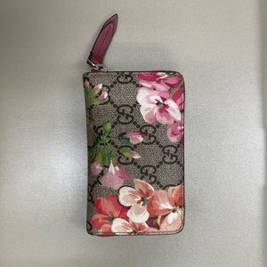 GUCCI GG SUPREME MONOGRAM BLOOMS ZIP AROUND WALLET